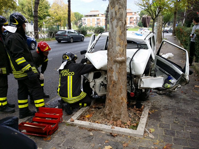 Terni, incidente in viale dello Stadio, auto contro albero: muore anziano