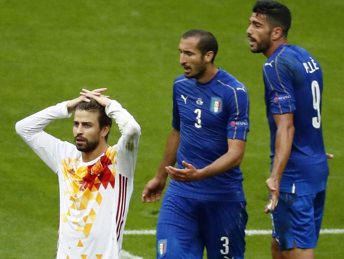 epa05394985 Gerard Pique (L) of Spain reacts next to Giorgio Chiellini (C) and Graziano Pelle (R) of Italy during the UEFA EURO 2016 round of 16 match between Italy and Spain at Stade de France in St. Denis, France, 27 June 2016. (RESTRICTIONS APPLY: For editorial news reporting purposes only. Not used for commercial or marketing purposes without prior written approval of UEFA. Images must appear as still images and must not emulate match action video footage. Photographs published in online publications (whether via the Internet or otherwise) shall have an interval of at least 20 seconds between the posting.)  EPA/IAN LANGSDON   EDITORIAL USE ONLY