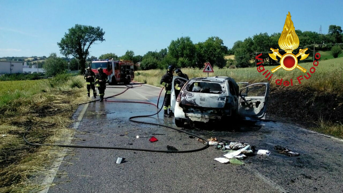 incidente auto in fiamme 2