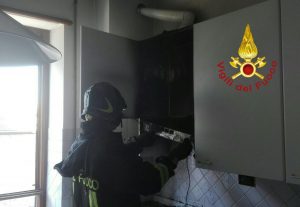 vigile del fuoco principio di incendio appartamento